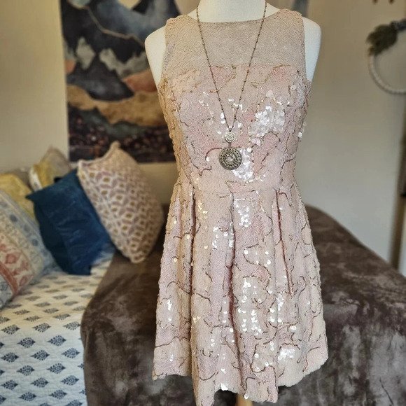 Eva Franco Sugarberry Sequin Lace Mini Dress Size 8 Blush Pink Hand-Embellished - Picture 5 of 16